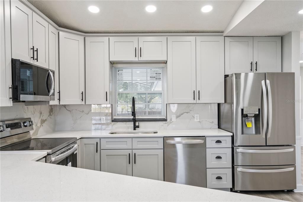 Под контрактом: $340,000 (4 спален, 2 ванн, 1759 Квадратных фут)