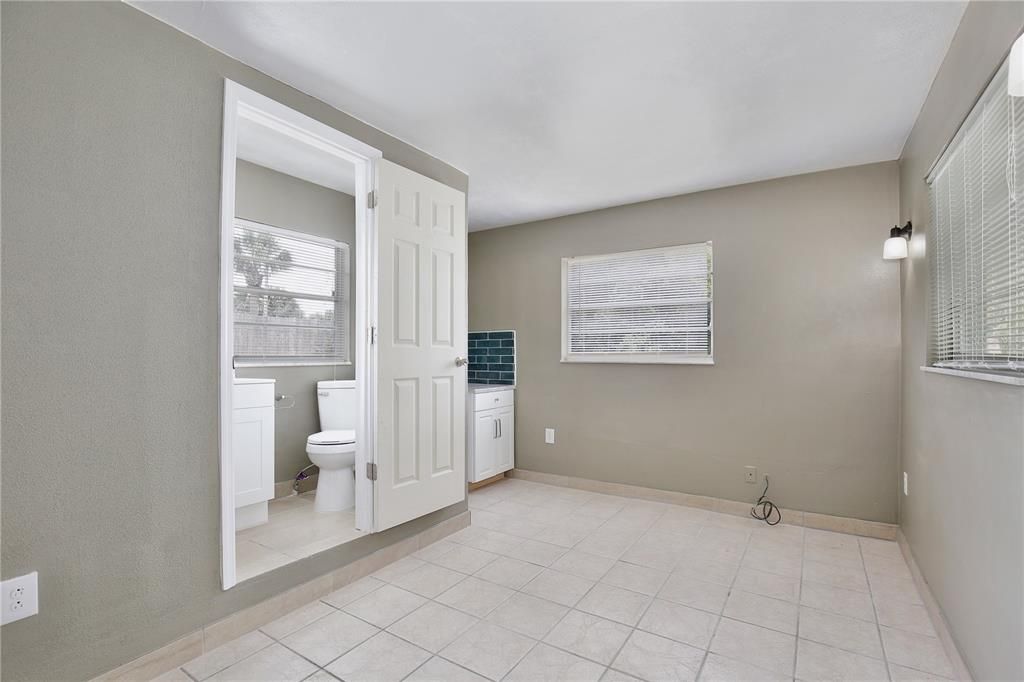 待售: $348,000 (4 贝兹, 3 浴室, 1270 平方英尺)