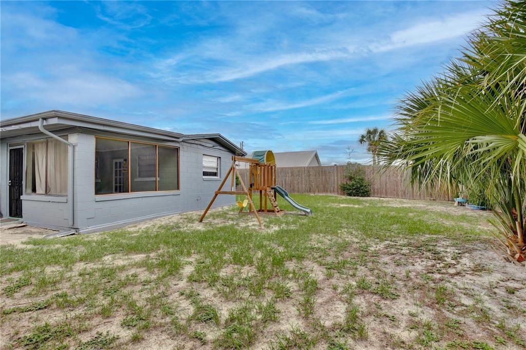 待售: $348,000 (4 贝兹, 3 浴室, 1270 平方英尺)