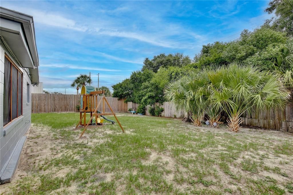 待售: $348,000 (4 贝兹, 3 浴室, 1270 平方英尺)