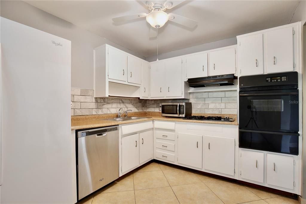 待售: $348,000 (4 贝兹, 3 浴室, 1270 平方英尺)