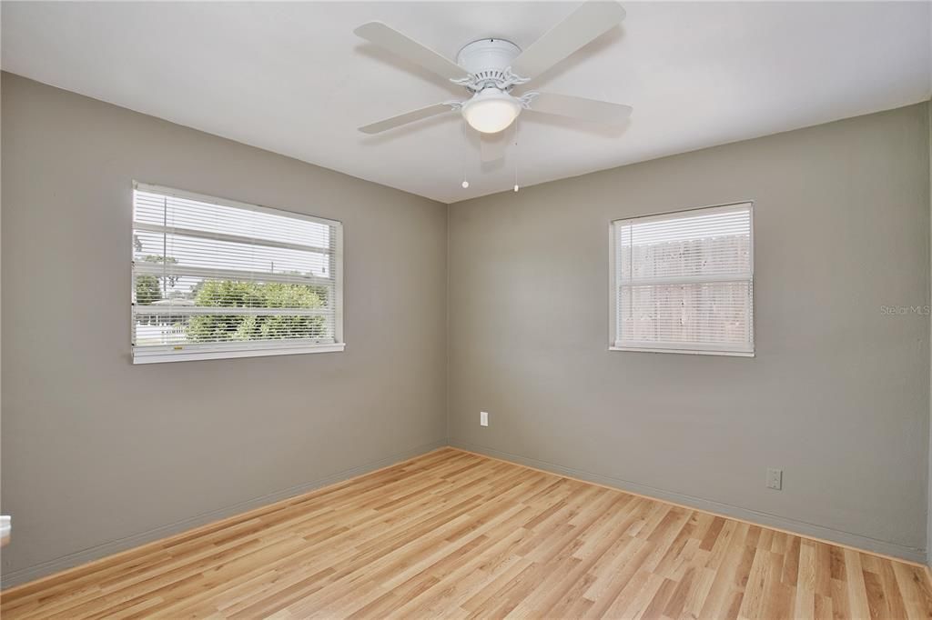 待售: $348,000 (4 贝兹, 3 浴室, 1270 平方英尺)