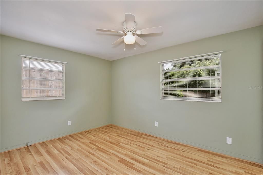 待售: $348,000 (4 贝兹, 3 浴室, 1270 平方英尺)