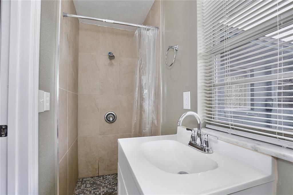 待售: $348,000 (4 贝兹, 3 浴室, 1270 平方英尺)