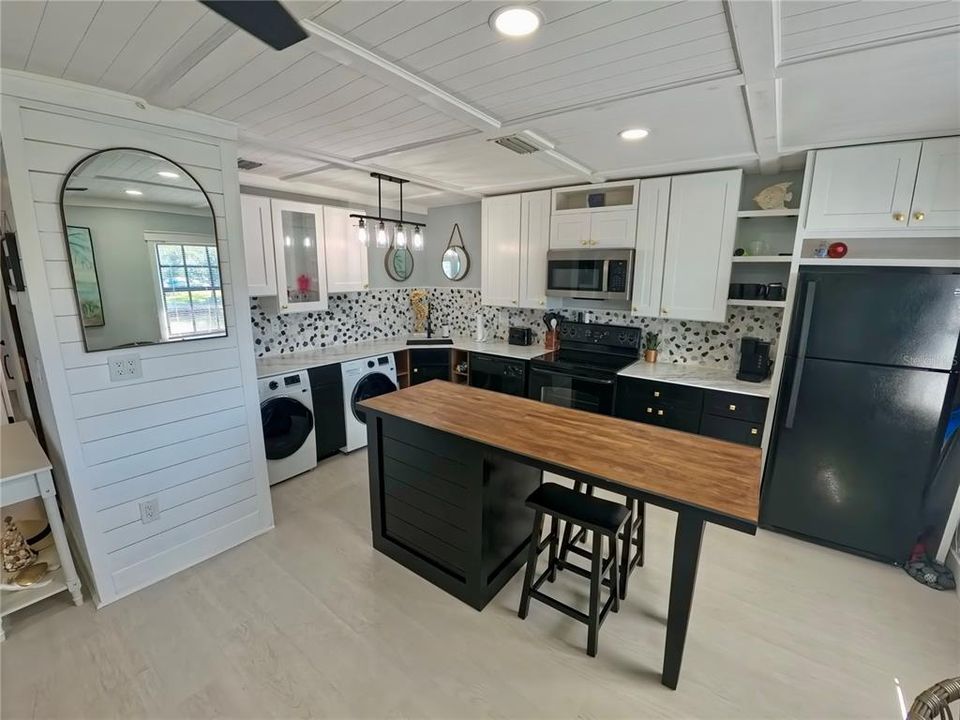 For Sale: $349,000 (2 beds, 1 baths, 825 Square Feet)