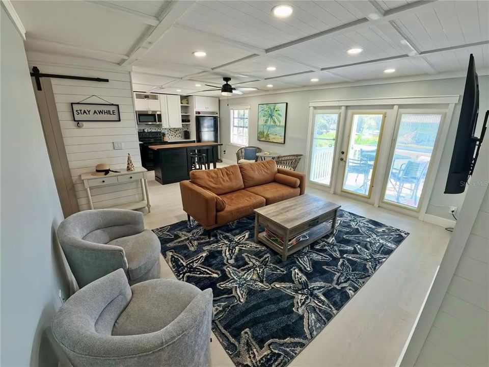 For Sale: $349,000 (2 beds, 1 baths, 825 Square Feet)