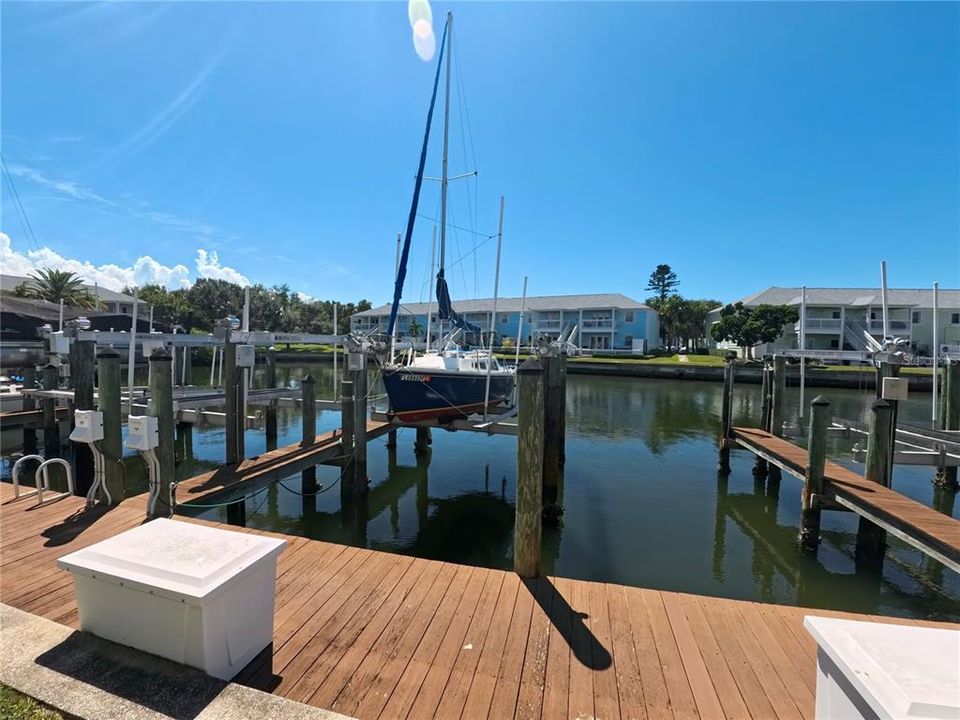 For Sale: $349,000 (2 beds, 1 baths, 825 Square Feet)