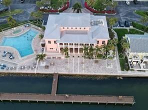 For Sale: $349,000 (2 beds, 1 baths, 825 Square Feet)