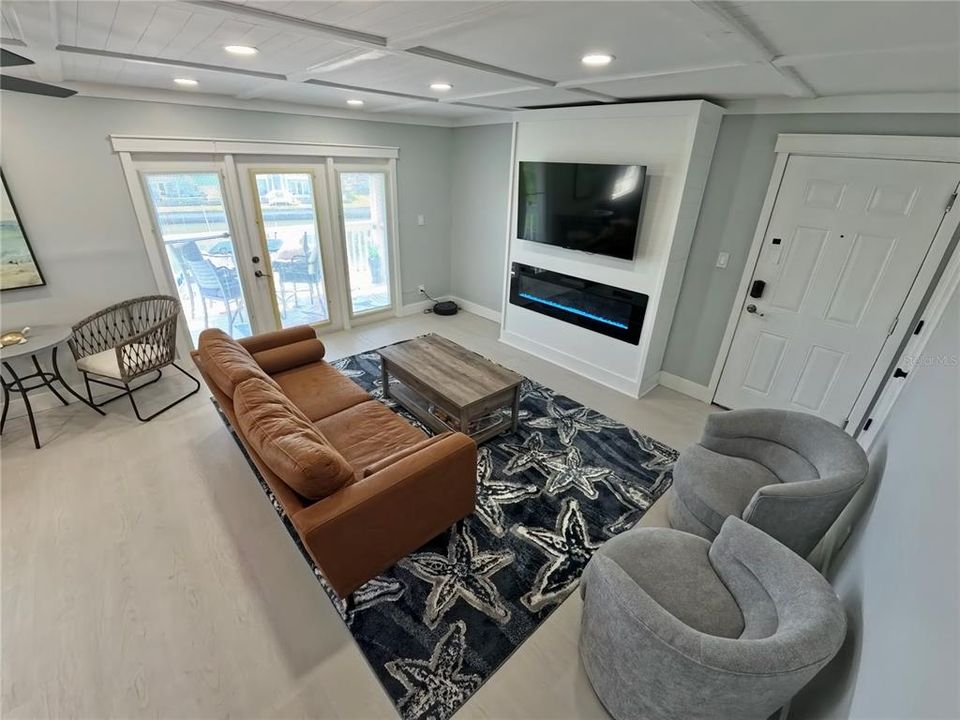 For Sale: $349,000 (2 beds, 1 baths, 825 Square Feet)