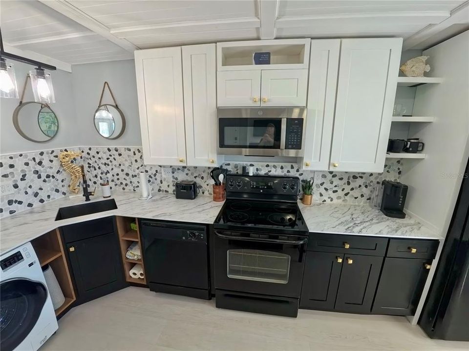 For Sale: $349,000 (2 beds, 1 baths, 825 Square Feet)