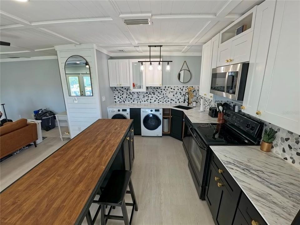 For Sale: $349,000 (2 beds, 1 baths, 825 Square Feet)