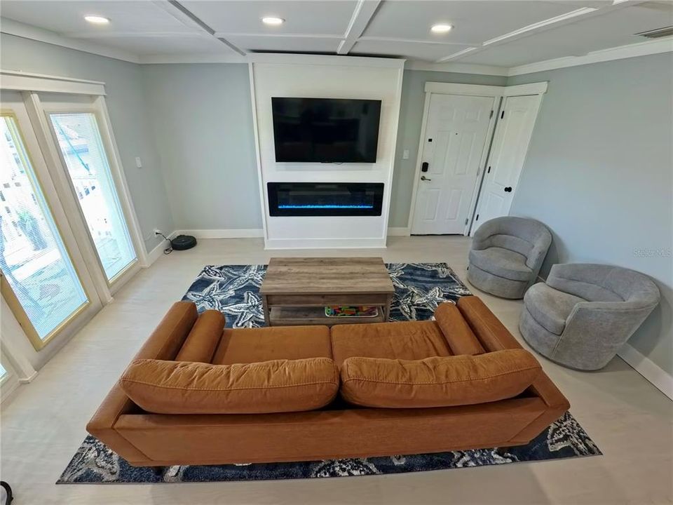 For Sale: $349,000 (2 beds, 1 baths, 825 Square Feet)