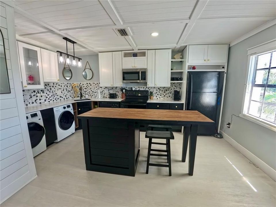 For Sale: $349,000 (2 beds, 1 baths, 825 Square Feet)