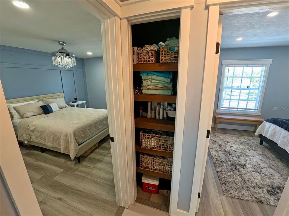 For Sale: $349,000 (2 beds, 1 baths, 825 Square Feet)