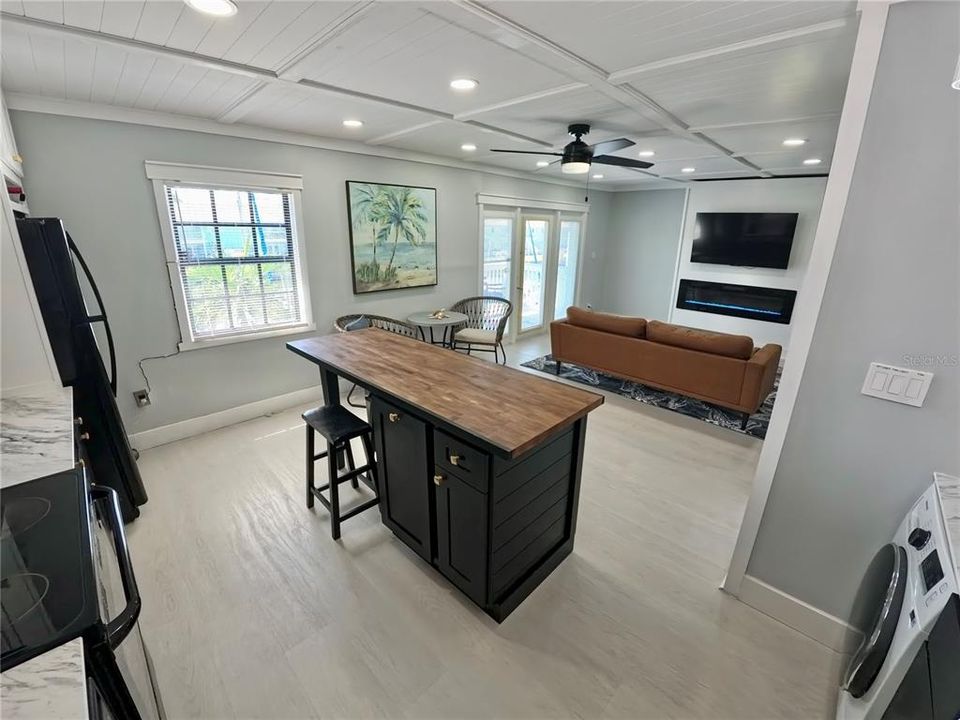 For Sale: $349,000 (2 beds, 1 baths, 825 Square Feet)