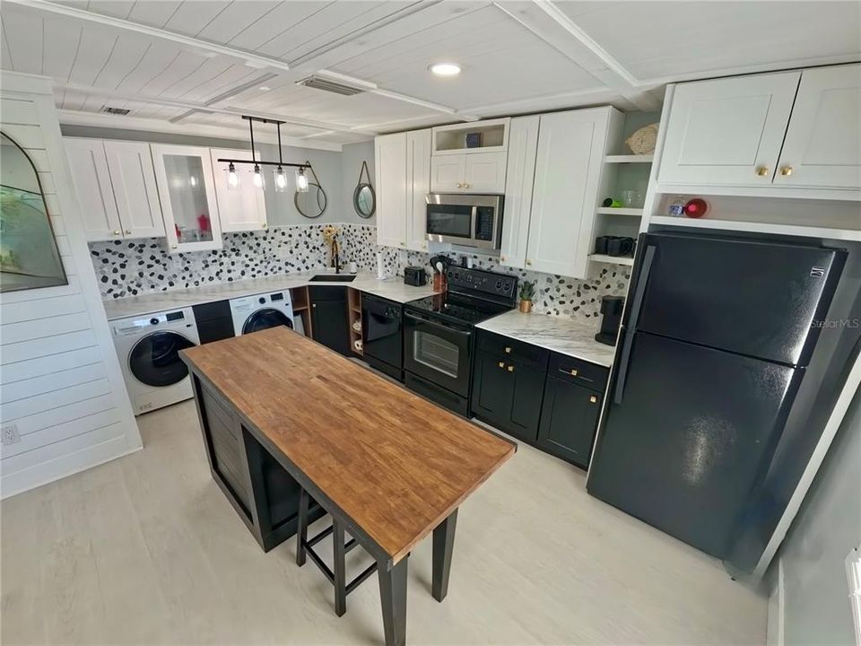 For Sale: $349,000 (2 beds, 1 baths, 825 Square Feet)