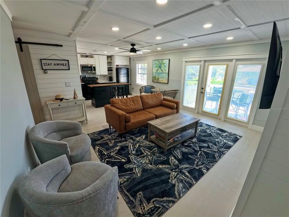 For Sale: $349,000 (2 beds, 1 baths, 825 Square Feet)