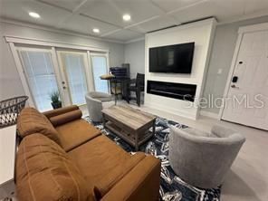 For Sale: $349,000 (2 beds, 1 baths, 825 Square Feet)