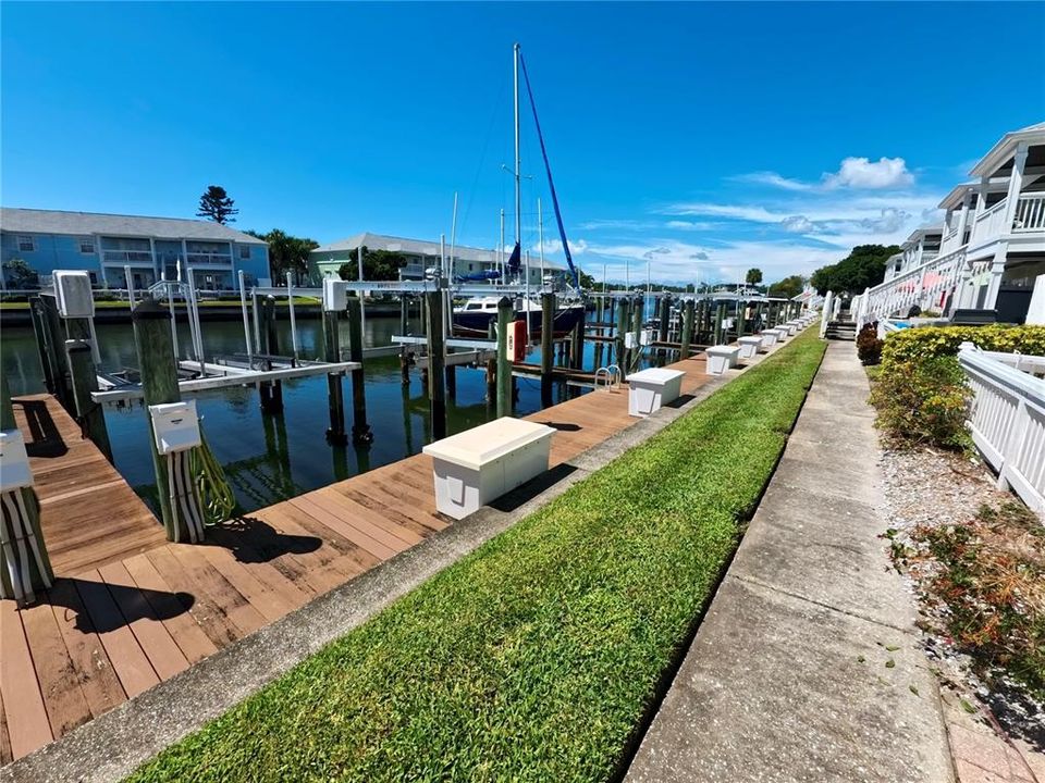 For Sale: $349,000 (2 beds, 1 baths, 825 Square Feet)