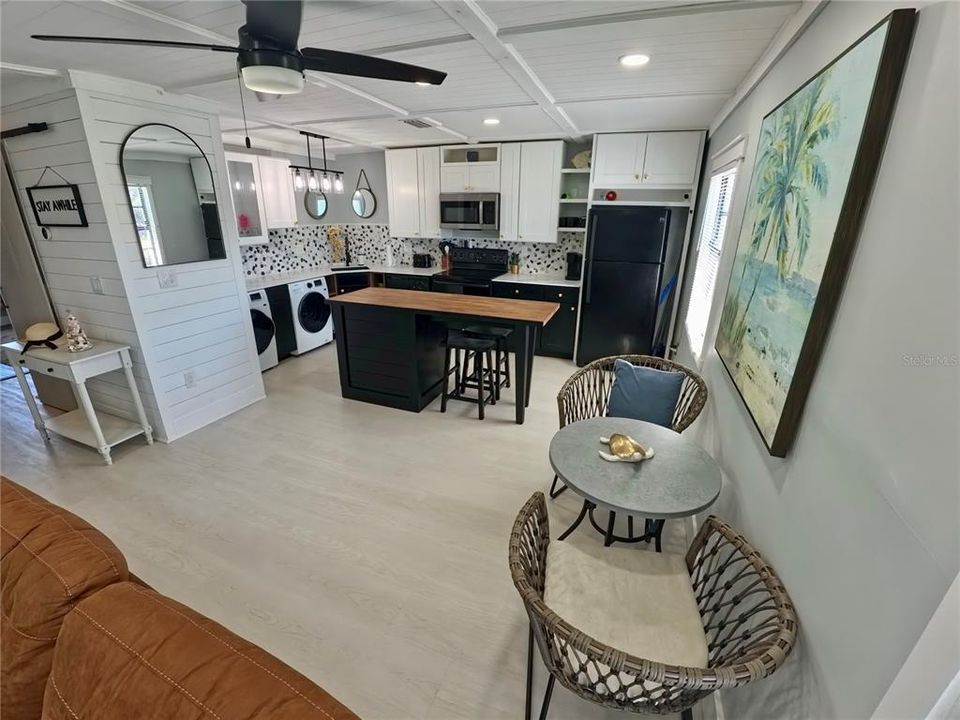 For Sale: $349,000 (2 beds, 1 baths, 825 Square Feet)