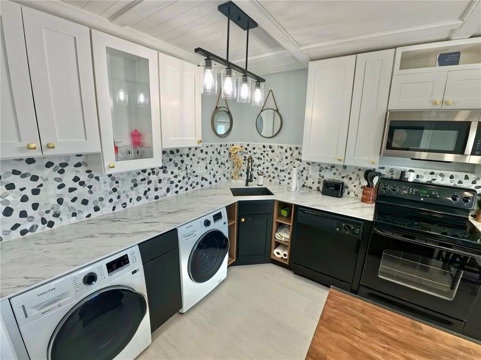 For Sale: $349,000 (2 beds, 1 baths, 825 Square Feet)