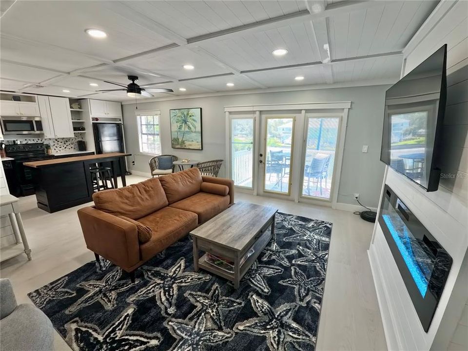 For Sale: $349,000 (2 beds, 1 baths, 825 Square Feet)