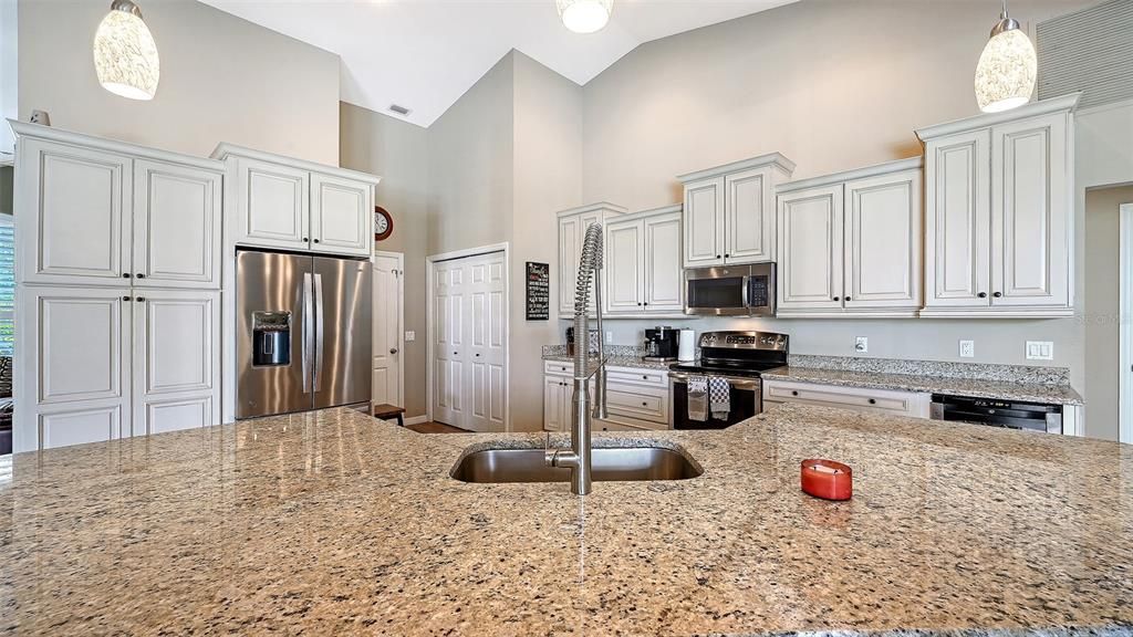 For Sale: $950,000 (4 beds, 3 baths, 3065 Square Feet)