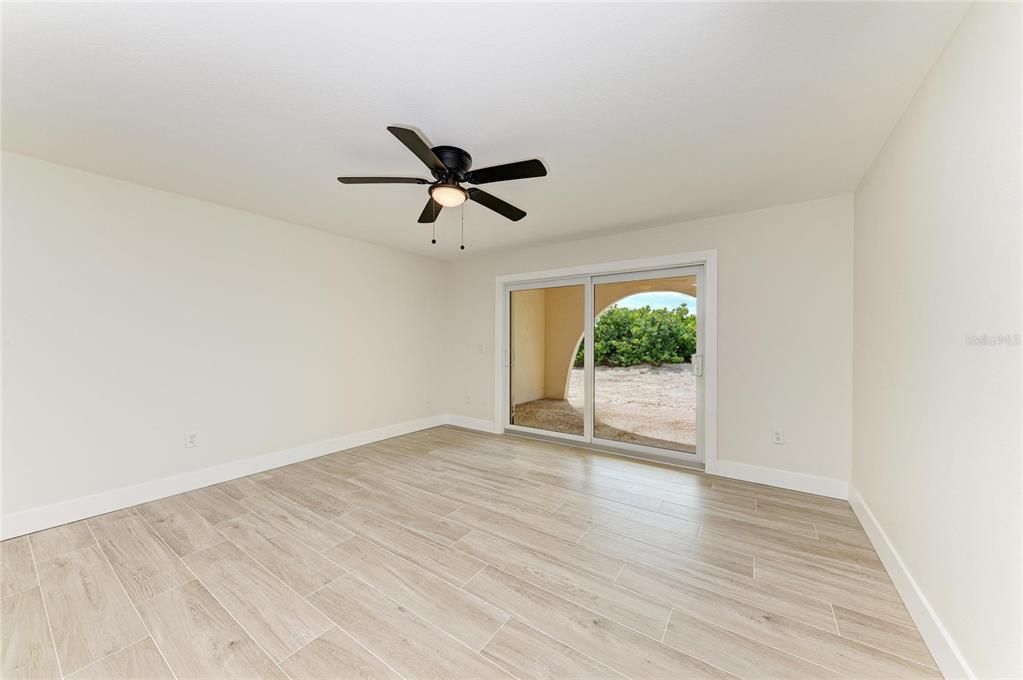 For Sale: $700,000 (2 beds, 2 baths, 810 Square Feet)