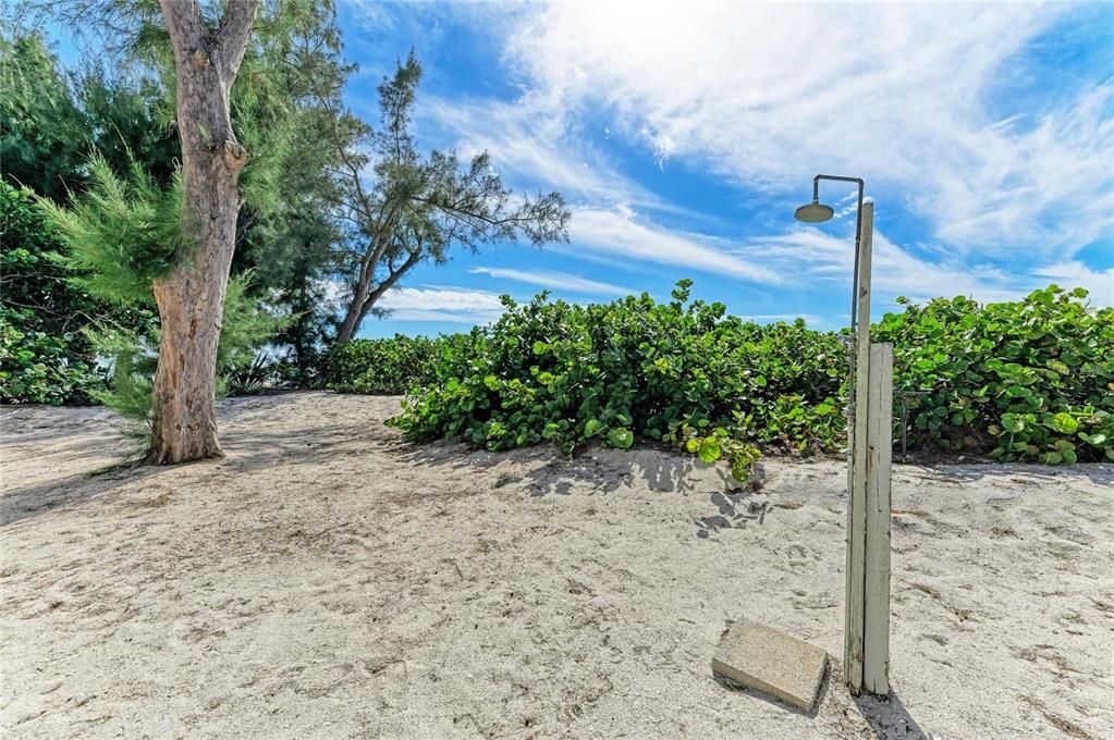 For Sale: $700,000 (2 beds, 2 baths, 810 Square Feet)