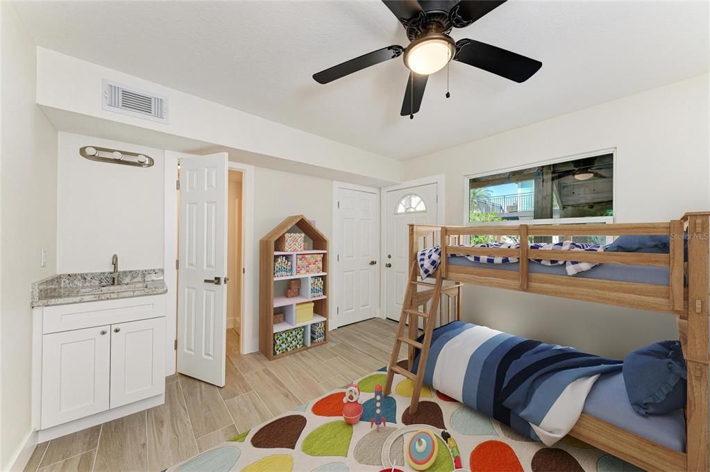 For Sale: $700,000 (2 beds, 2 baths, 810 Square Feet)