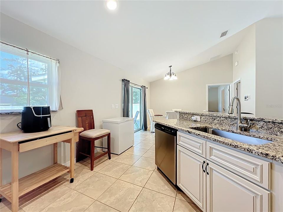 For Sale: $269,000 (3 beds, 2 baths, 1284 Square Feet)