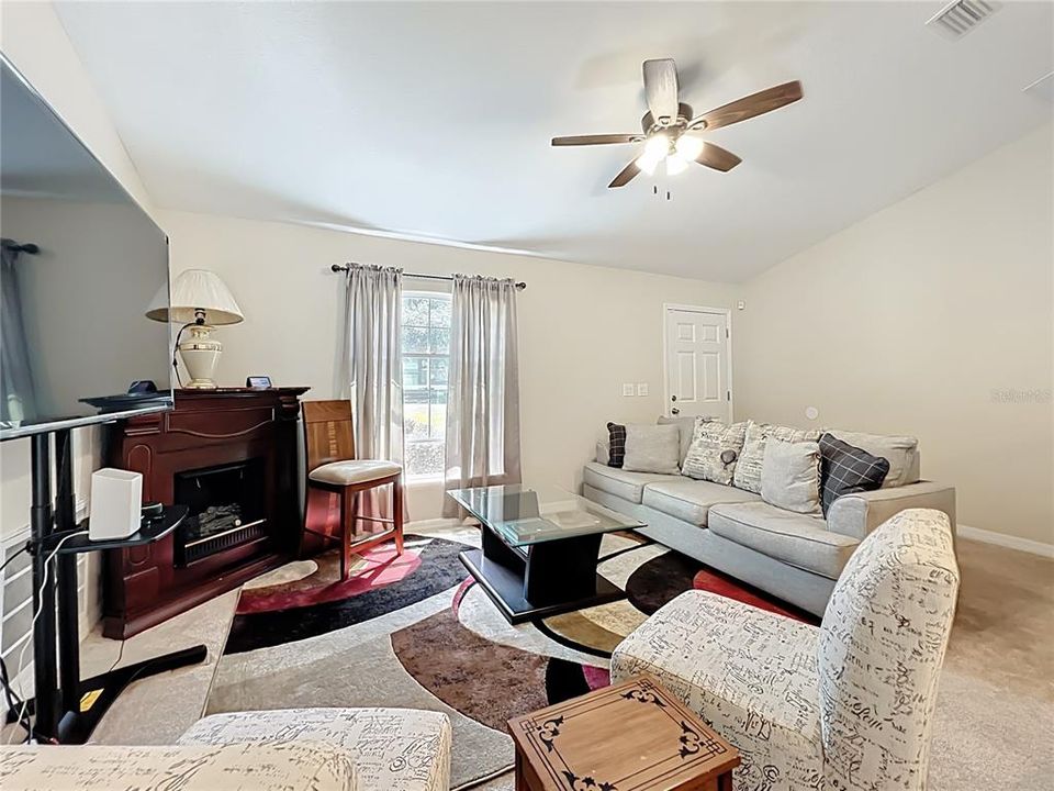 For Sale: $269,000 (3 beds, 2 baths, 1284 Square Feet)