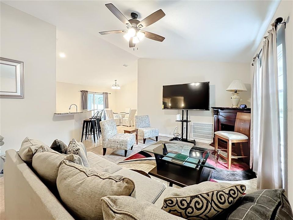 For Sale: $269,000 (3 beds, 2 baths, 1284 Square Feet)