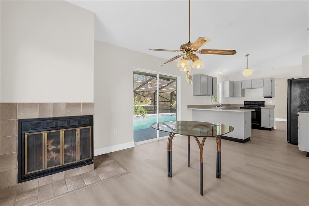 合同活跃: $2,500 (3 贝兹, 2 浴室, 1582 平方英尺)