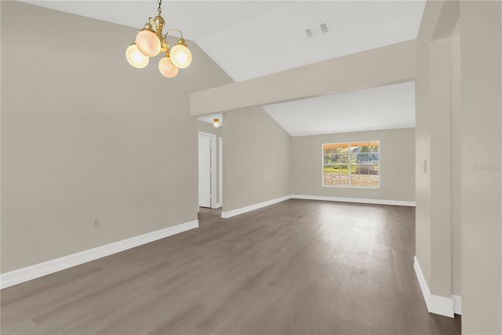 合同活跃: $2,500 (3 贝兹, 2 浴室, 1582 平方英尺)