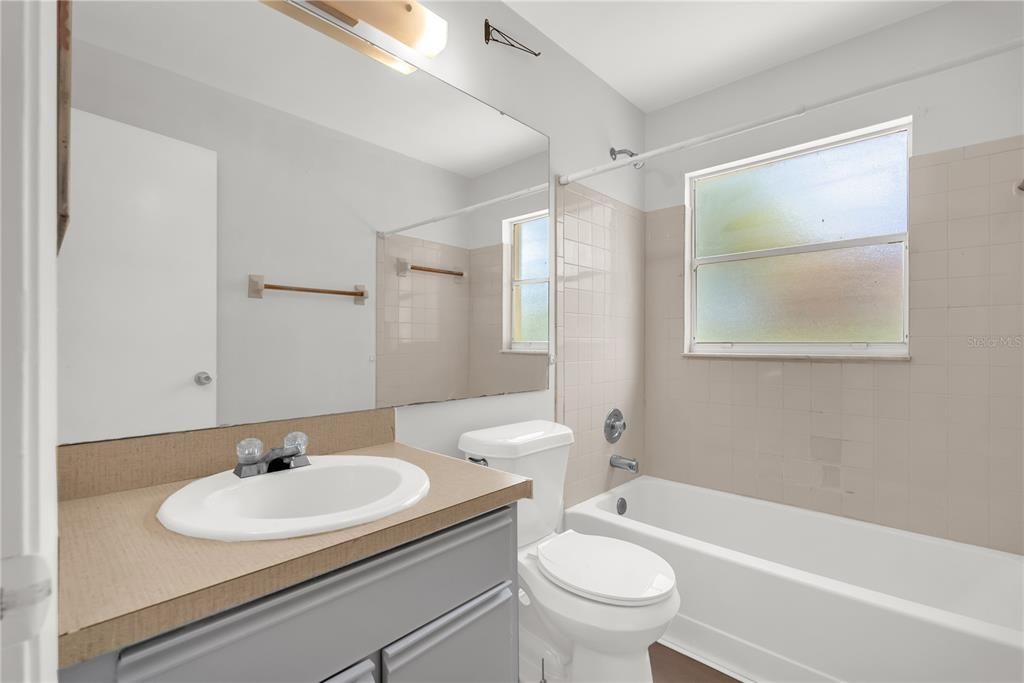 合同活跃: $2,500 (3 贝兹, 2 浴室, 1582 平方英尺)