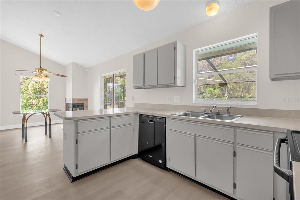 合同活跃: $2,500 (3 贝兹, 2 浴室, 1582 平方英尺)