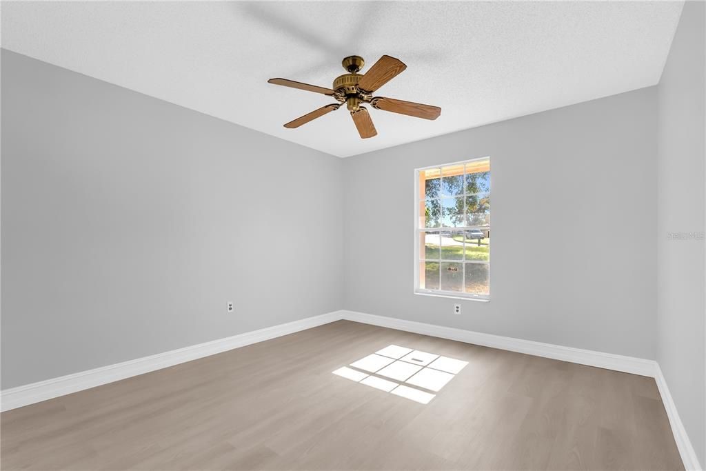 合同活跃: $2,500 (3 贝兹, 2 浴室, 1582 平方英尺)