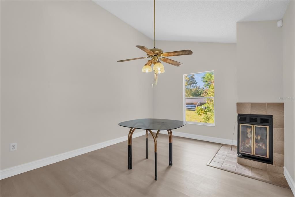 合同活跃: $2,500 (3 贝兹, 2 浴室, 1582 平方英尺)