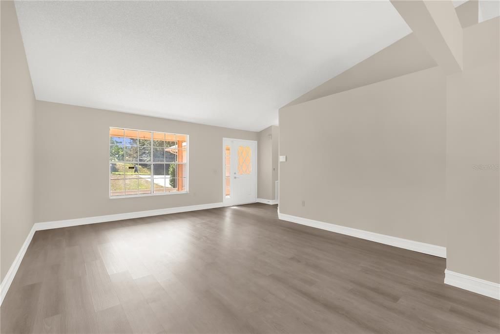 合同活跃: $2,500 (3 贝兹, 2 浴室, 1582 平方英尺)