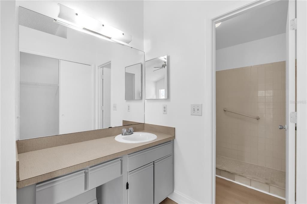 合同活跃: $2,500 (3 贝兹, 2 浴室, 1582 平方英尺)