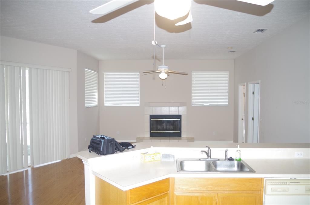 Active With Contract: $400,000 (4 beds, 3 baths, 2528 Square Feet)