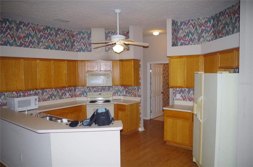 Active With Contract: $400,000 (4 beds, 3 baths, 2528 Square Feet)