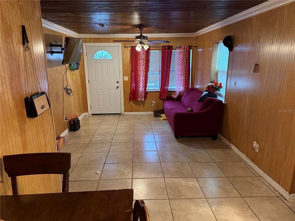 待售: $179,000 (2 贝兹, 1 浴室, 748 平方英尺)