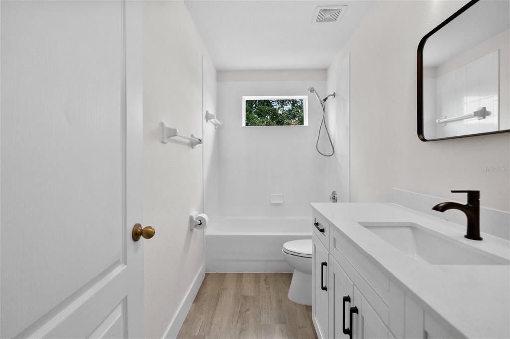 合同活跃: $3,400 (4 贝兹, 2 浴室, 2523 平方英尺)