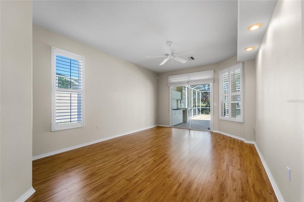 Под контрактом: $369,999 (3 спален, 2 ванн, 2046 Квадратных фут)