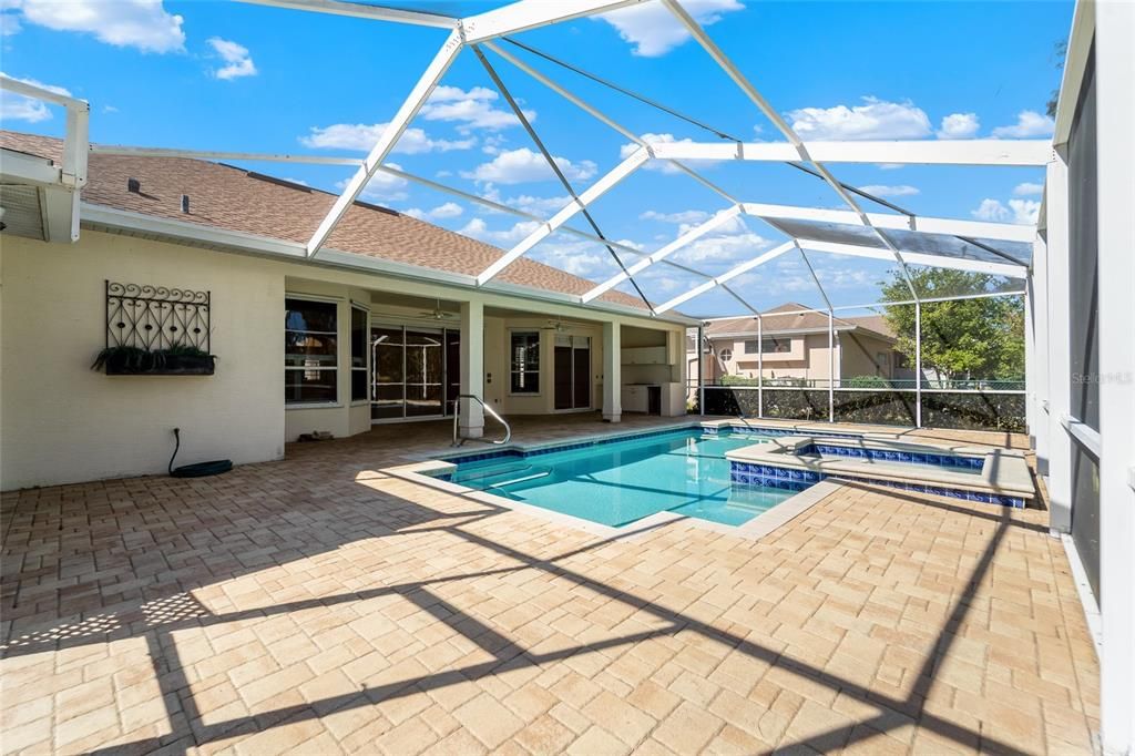 Под контрактом: $369,999 (3 спален, 2 ванн, 2046 Квадратных фут)