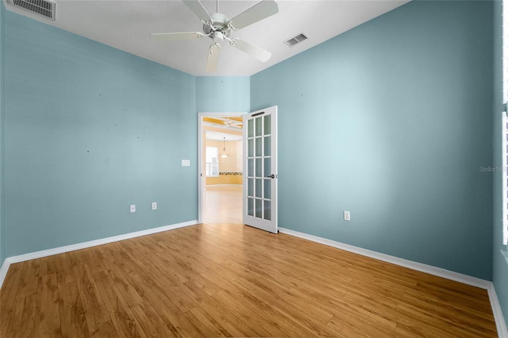 Под контрактом: $369,999 (3 спален, 2 ванн, 2046 Квадратных фут)