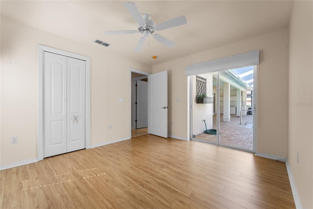 Под контрактом: $369,999 (3 спален, 2 ванн, 2046 Квадратных фут)