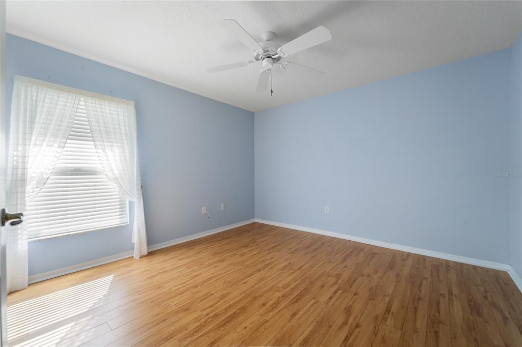 Под контрактом: $369,999 (3 спален, 2 ванн, 2046 Квадратных фут)